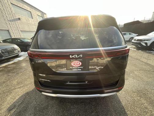2024 Kia Carnival EX