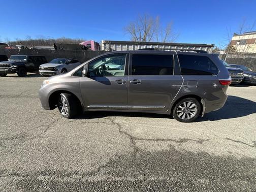 2019 Toyota Sienna XLE