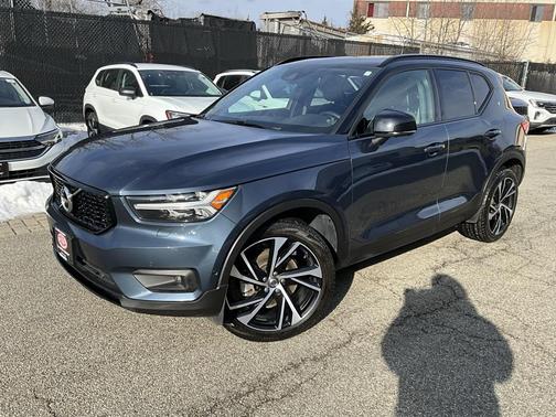 2022 Volvo XC40 T5 R-Design