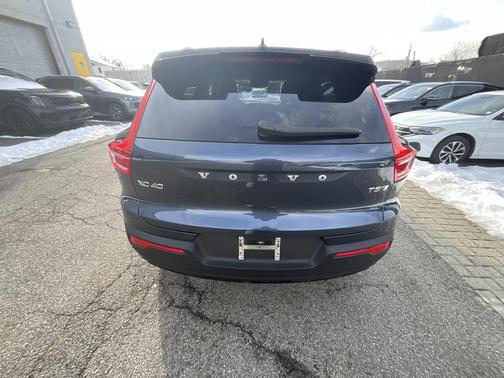 2022 Volvo XC40 T5 R-Design