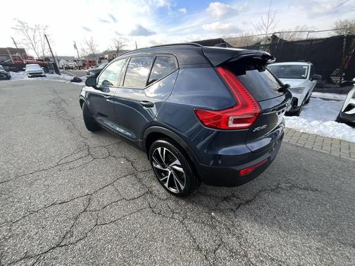 2022 Volvo XC40 T5 R-Design