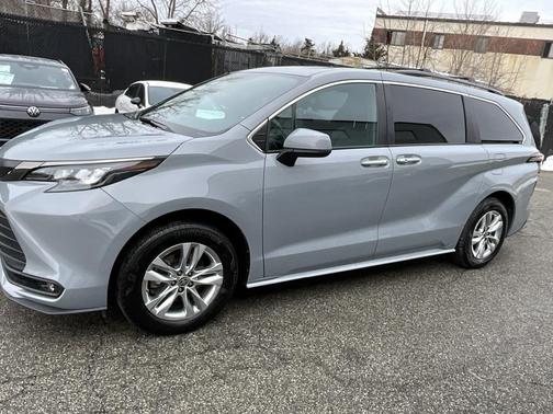 2023 Toyota Sienna Woodland Edition 7-Passenger