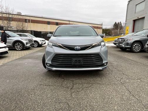 2023 Toyota Sienna Woodland Edition 7-Passenger