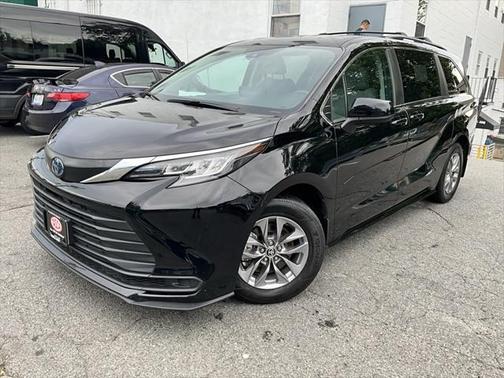 2022 Toyota Sienna LE