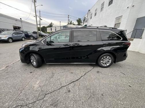 2022 Toyota Sienna LE