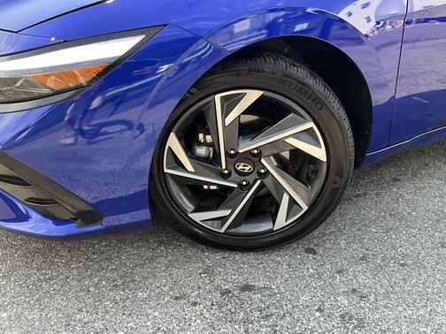 2025 Hyundai ELANTRA Limited