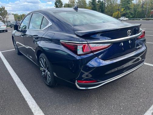 2025 Lexus ES 300h Base