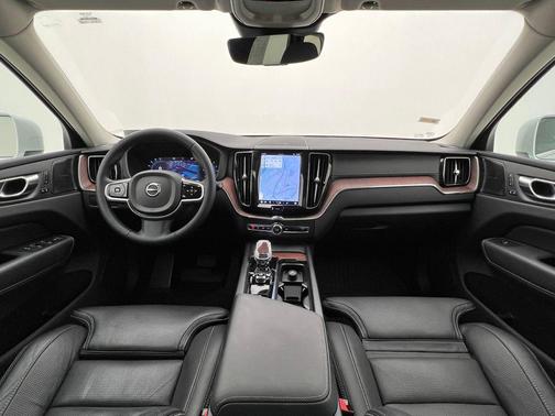2023 Volvo XC60 B5 Ultimate Bright Theme