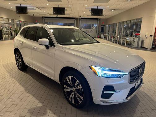2023 Volvo XC60 B5 Ultimate Bright Theme