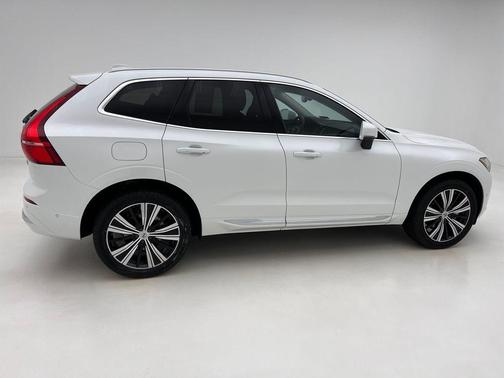 2023 Volvo XC60 B5 Ultimate Bright Theme