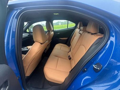 2025 Lexus UX 300h Premium