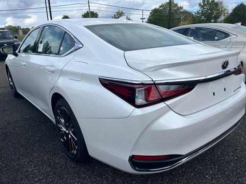 2025 Lexus ES 300h Luxury