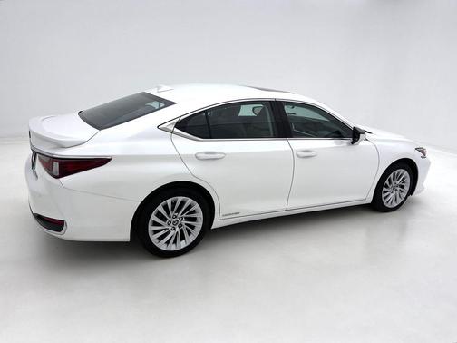 2019 Lexus ES 300h Luxury
