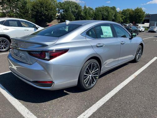 2025 Lexus ES 300h Luxury