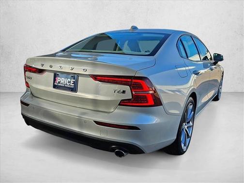 Crystal White Pear 2019 Volvo S60 T6 Momentum