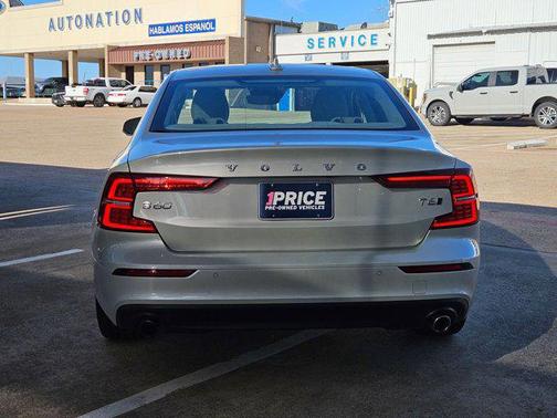 Crystal White Pear 2019 Volvo S60 T6 Momentum