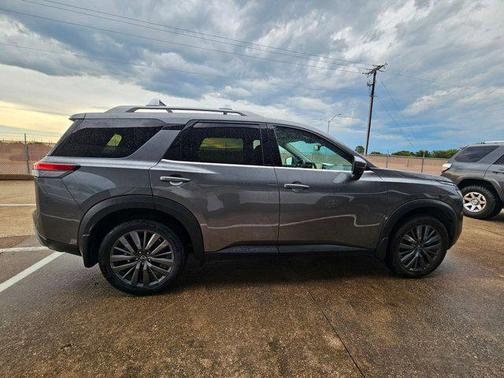 2022 Nissan Pathfinder SL 2WD