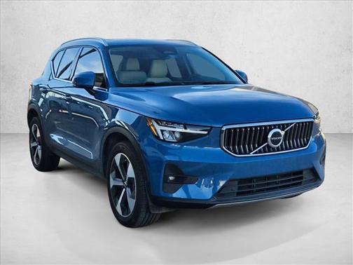 2023 Volvo XC40 B5 Plus Bright Theme