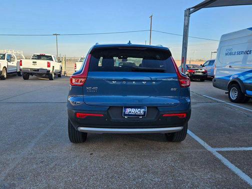 2023 Volvo XC40 B5 Plus Bright Theme