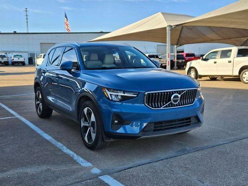 2023 Volvo XC40 B5 Plus Bright Theme