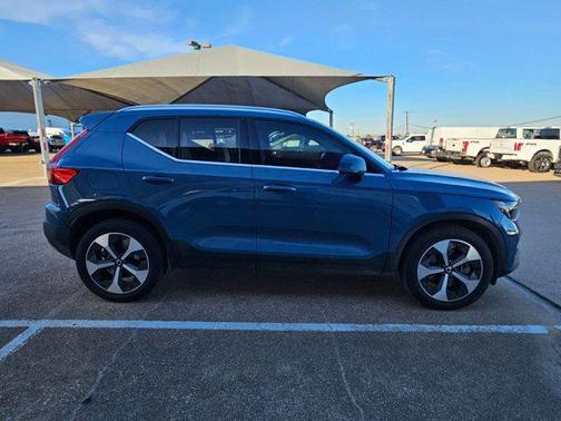 2023 Volvo XC40 B5 Plus Bright Theme