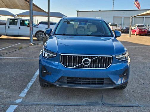 2023 Volvo XC40 B5 Plus Bright Theme