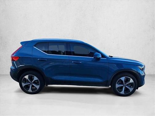 2023 Volvo XC40 B5 Plus Bright Theme