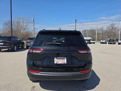 Diamond Black 2026 Jeep Grand Cherokee Laredo