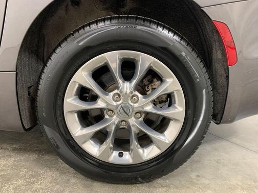 Granite Crystal Clearcoat Metallic 2023 Chrysler Pacifica Touring-L