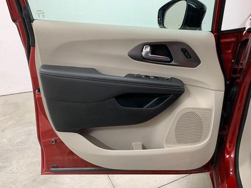 2024 Chrysler Pacifica Touring-L
