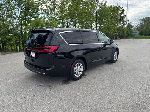 Diamond Black 2027 Chrysler Pacifica SELECT