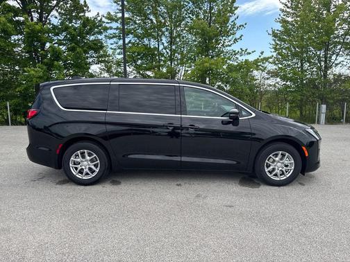 Diamond Black 2027 Chrysler Pacifica SELECT