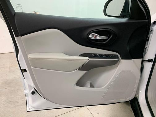 Bright White Clearcoat 2021 Jeep Cherokee Latitude Lux