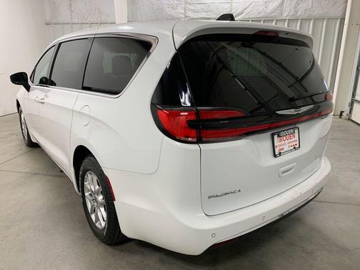 2023 Chrysler Pacifica Touring-L