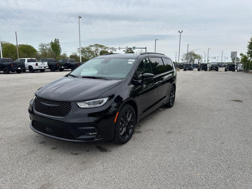 Diamond Black 2026 Chrysler Pacifica Select