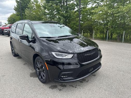 Diamond Black 2026 Chrysler Pacifica Select