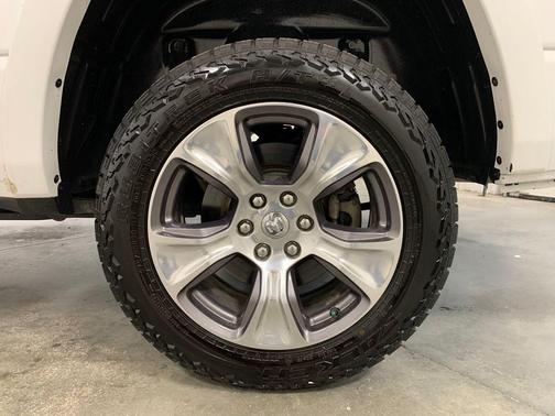 Bright White Clearcoat 2020 RAM 1500 Laramie