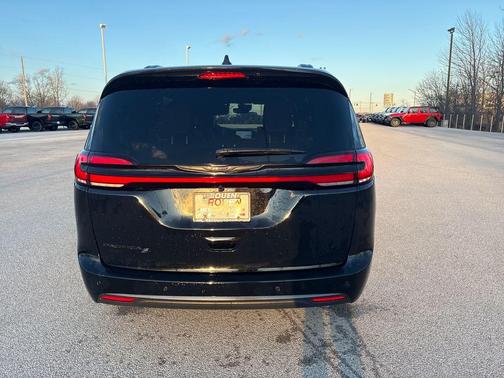 Diamond Black 2026 Chrysler Pacifica Select