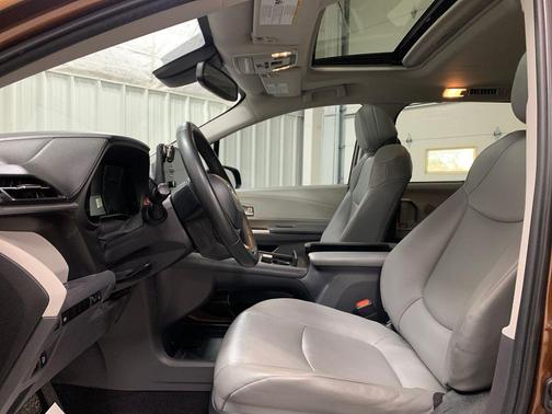 2022 Toyota Sienna XLE