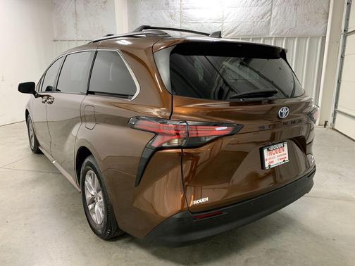 2022 Toyota Sienna XLE