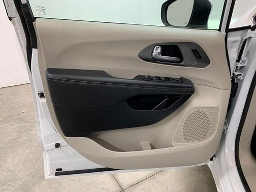 Bright White Clearcoat 2023 Chrysler Pacifica Touring-L