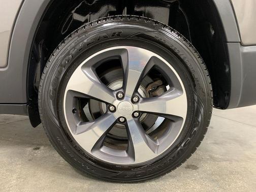 Granite Crystal Clearcoat Metallic 2019 Jeep Cherokee Limited