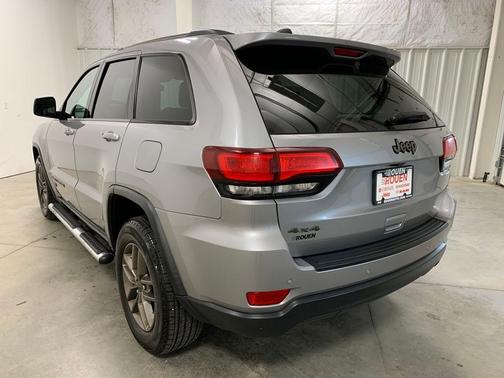 Billet Silver Metallic Clearcoat 2017 Jeep Grand Cherokee Laredo