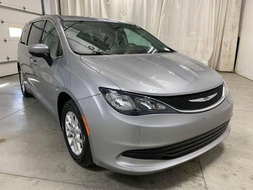 Billet Silver Metallic Clearcoat 2017 Chrysler Pacifica LX