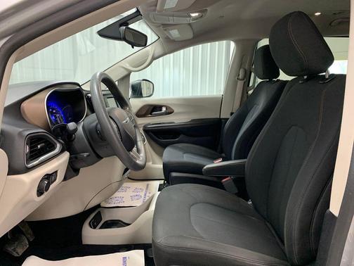 Billet Silver Metallic Clearcoat 2017 Chrysler Pacifica LX