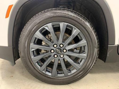 Summit White 2023 Chevrolet Traverse RS