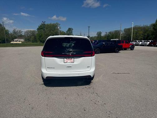 Bright White Clearcoat 2027 Chrysler Pacifica SELECT