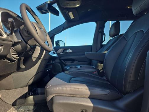 Bright White Clearcoat 2026 Chrysler Pacifica Select