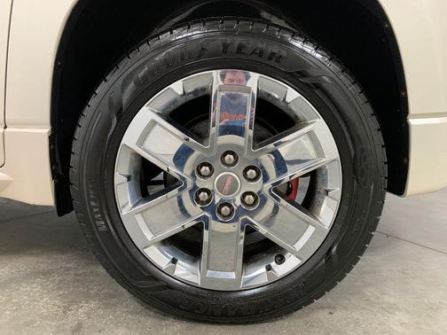 White Diamond Clearcoat 2014 GMC Acadia Denali