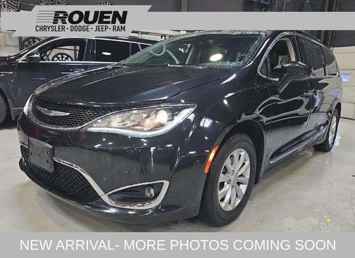 Brilliant Black Crystal Pearlcoat 2018 Chrysler Pacifica Touring-L